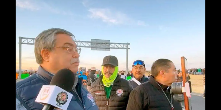 Trabajadores mineros exigen construcción de hospital IMSS; toman carreteras