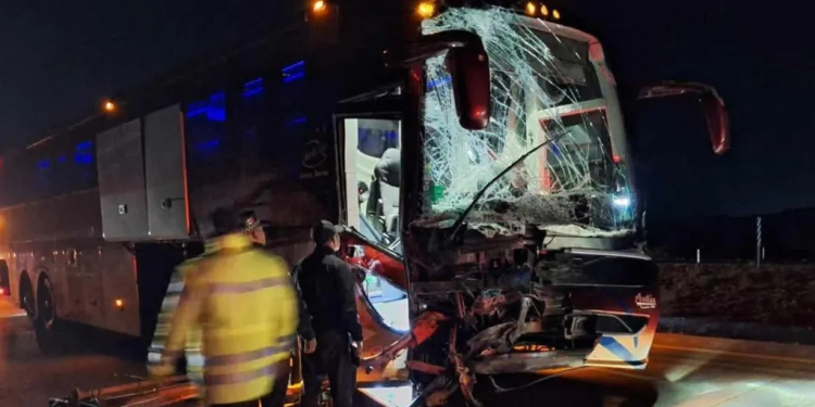 Autobús de Pasajeros Choca Automóvil en el Libramiento Obregón – Guaymas y Muere Una Mujer