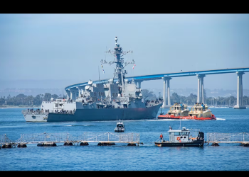 EU envía segundo destructor para operaciones cerca de México; éste cierra la pinza por el Pacífico