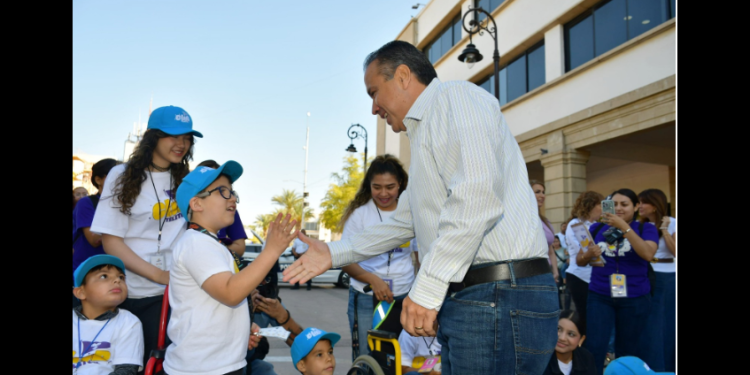 Conviven Toño Astiazarán y Patty Ruibal con niñas y niños de club Teletón