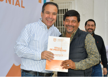 Apoya Toño Astiazarán a familias con títulos de propiedad de sus viviendas