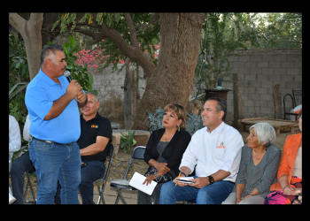 Atiende directamente Toño Astiazarán a ciudadanos en La Victoria