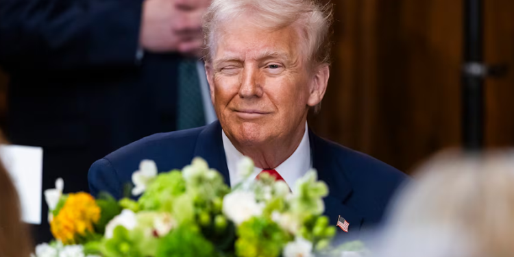 Donald Trump amenaza a Europa con aranceles del 200% al vino, el champán y otras bebidas alcohólicas de la UE