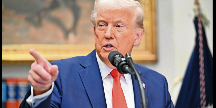 Llueven burlas y críticas a gobierno de Trump tras incluir a periodista a “chat de guerra” con funcionarios; exigen investigación