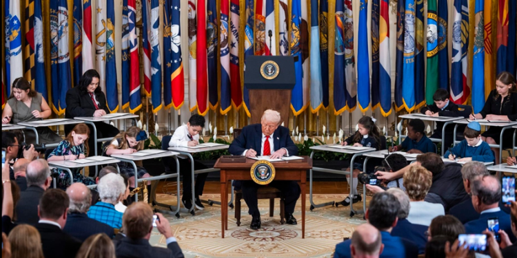 Trump firma una orden para desmantelar casi por completo el Departamento de Educación