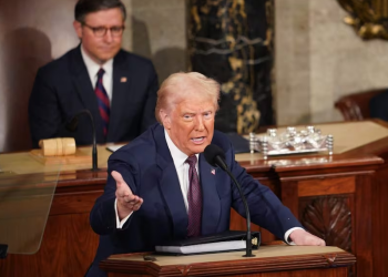 Trump evita comparecer ante la prensa tras desplome de mercados bursátiles; asesor atribuye volatilidad a “espíritus animales”