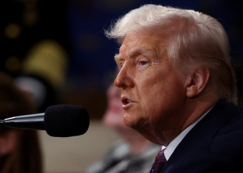 Estados Unidos impondrá un arancel del 25% a todas las operaciones comerciales de los países que le compren petróleo a Venezuela