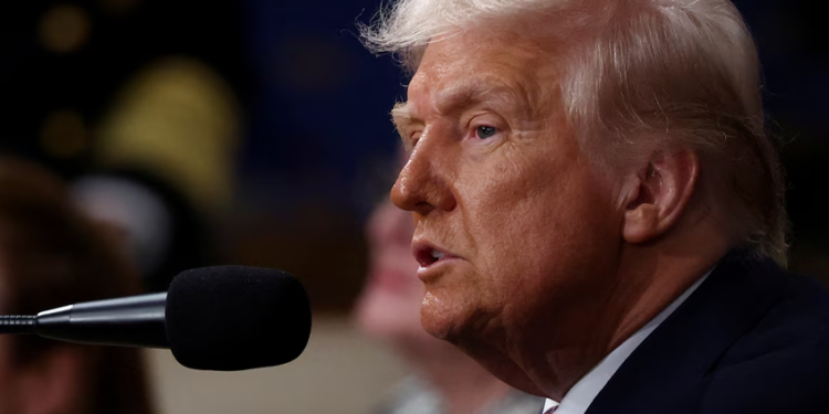 Estados Unidos impondrá un arancel del 25% a todas las operaciones comerciales de los países que le compren petróleo a Venezuela