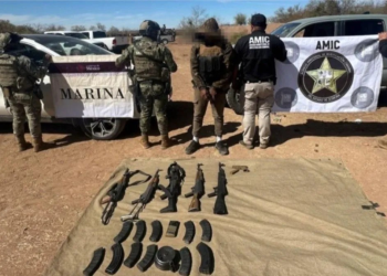 En el municipio de Trincheras, Sonora, Marina y AMIC Aseguran Arsenal y detienen a un individuo