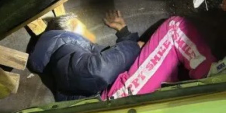 Caen 4 estadounidenses por tráfico de personas, llevaban a 10 mexicanos escondidos en sus autos