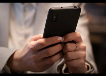 Si viajas a EE.UU., te pueden revisar tu celular o computadora. ¿Por qué lo hacen y qué debes saber?