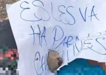 Dejan narcomensaje junto a los cuerpos de dos mujeres y un hombre asesinados en Sonora