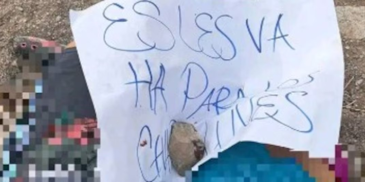 Dejan narcomensaje junto a los cuerpos de dos mujeres y un hombre asesinados en Sonora