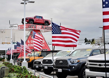 Wall Street cierra con pérdidas, en plena tormenta por aranceles de Trump