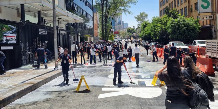 Captan a trabajadores del Senado borrando fichas de búsqueda pegadas por madres buscadoras; activistas acusan trato “cruel”
