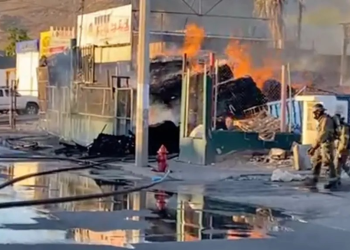Incendio en Recicladora Provoca Densa Columna de Humo al Norte de Hermosillo