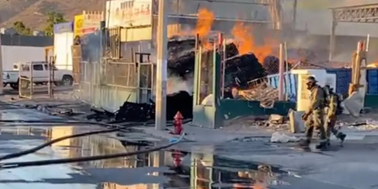 Incendio en Recicladora Provoca Densa Columna de Humo al Norte de Hermosillo