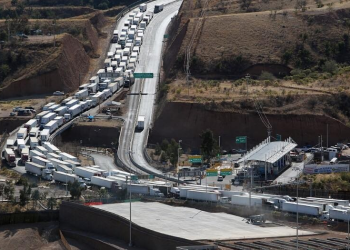 Tractocamiones con productos de exportación a EU saturan garita en Sonora