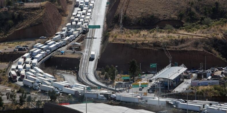 Tractocamiones con productos de exportación a EU saturan garita en Sonora