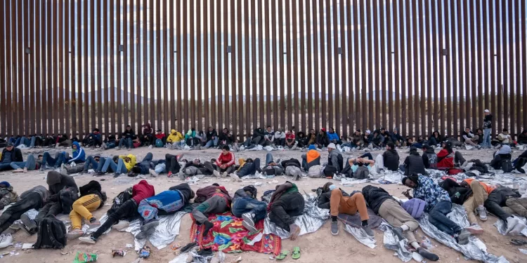 El Pentágono autoriza a tropas estadounidenses en Arizona a patrullar la frontera sur