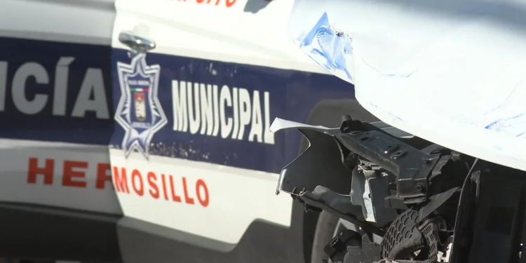 Conductor de Auto Se Pasa Semáforo y Choca Patrulla de Policía Municipal de Hermosillo