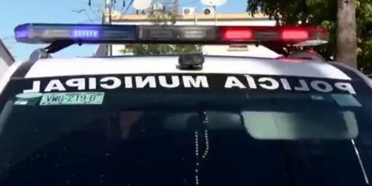 Joven Impactó su Auto contra una Casa y un Vehículo Estacionado en Colonia Villa Bonita