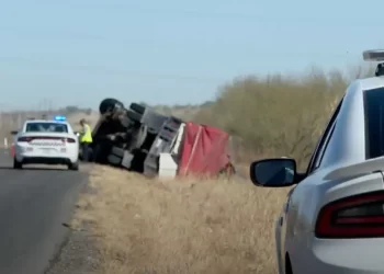 Vehículo de Carga Volcó en Carretera a La Colorada; Transportaba 10 Mil Litros de Gasolina