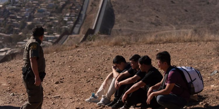 Arrestan a 4 estadounidenses y 11 mexicanos con armas y droga; querían cruzar a EEUU