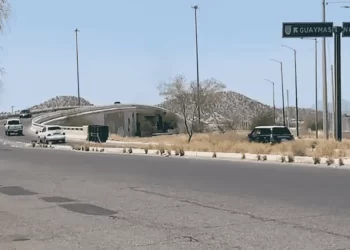 Detienen a Hombre Circulando Desnudo a Bordo de un Auto al Sur de Hermosillo