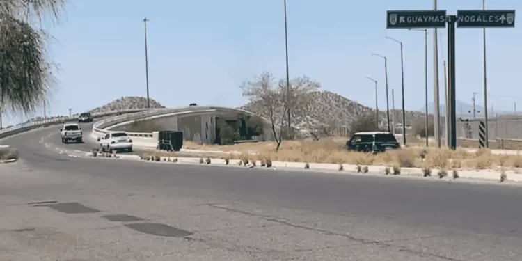 Detienen a Hombre Circulando Desnudo a Bordo de un Auto al Sur de Hermosillo