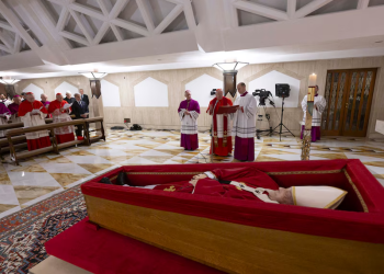 El Vaticano publicó las primeras imágenes del papa Francisco en su féretro