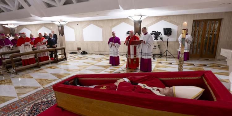 El Vaticano publicó las primeras imágenes del papa Francisco en su féretro