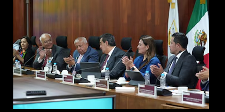 Francisco Garduño oficializa su salida del INM; pasa relevo a Sergio Salomón Céspedes