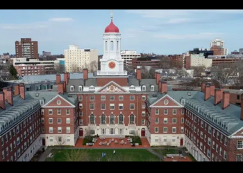 Cómo Harvard se convirtió en la universidad más rica del mundo y su fortuna le permite resistir las presiones de Trump