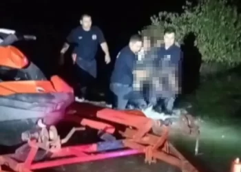 Bomberos Rescatan a Mujer Atrapada en Estero de Bahía de Kino; Estaba Recolectando Almejas