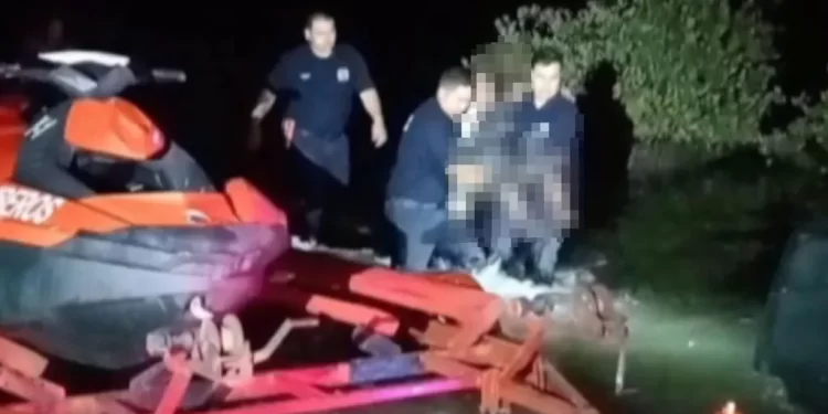 Bomberos Rescatan a Mujer Atrapada en Estero de Bahía de Kino; Estaba Recolectando Almejas