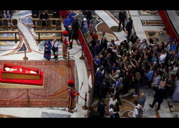 Una zona de exclusión aérea, 4.000 agentes y detectores de metales, para garantizar la seguridad durante el funeral