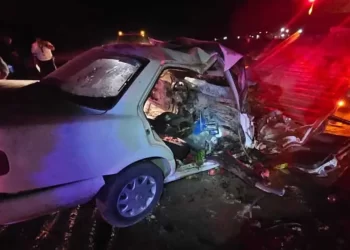 3 Personas Terminaron Prensadas en Choque Entre Vehículo y Tráiler en Carretera a Bahía de Kino