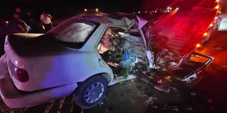 3 Personas Terminaron Prensadas en Choque Entre Vehículo y Tráiler en Carretera a Bahía de Kino