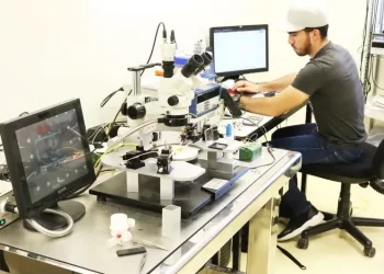 Gobernador de Sonora fortalece especialización de jóvenes universitarios en semiconductores