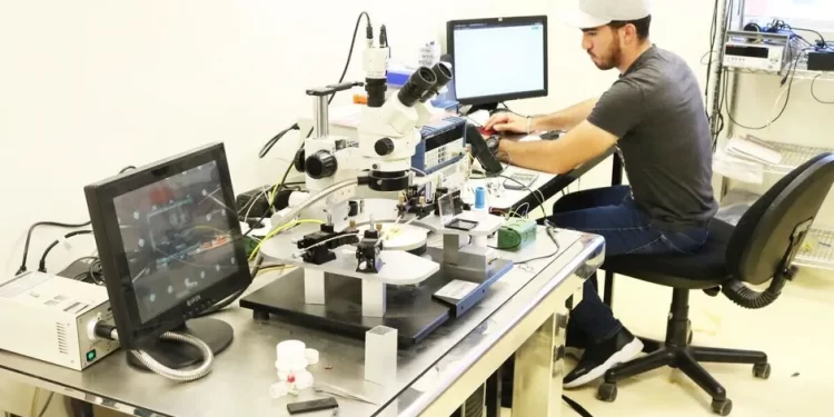 Gobernador de Sonora fortalece especialización de jóvenes universitarios en semiconductores