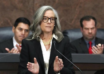 Gob. de Arizona, Katie Hobbs, veta ley que exige a funcionarios locales colaborar con funcionarios de inmigración