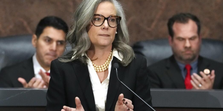 Gob. de Arizona, Katie Hobbs, veta ley que exige a funcionarios locales colaborar con funcionarios de inmigración