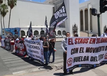 Bloquean maestros de STAUS vialidad frente a la Universidad de Sonora