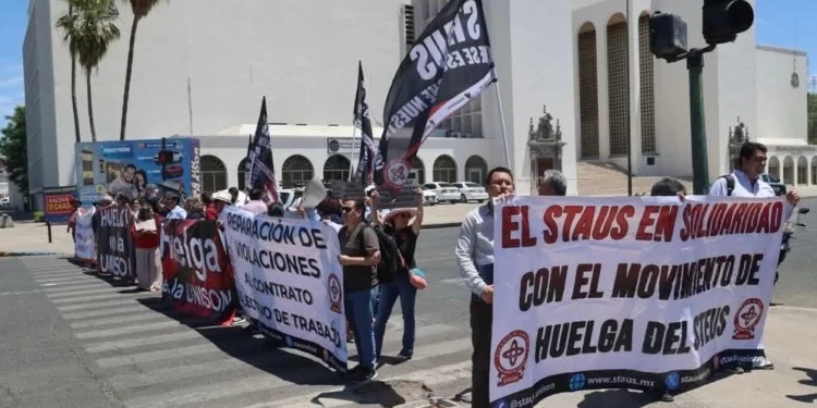 Bloquean maestros de STAUS vialidad frente a la Universidad de Sonora