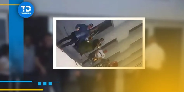 Hombre celebra divorció con pachangón a las afueras del juzgado en Sonora; invitó a su ex