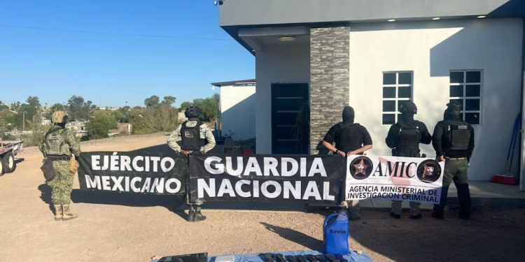 Detienen a tres mujeres, aseguran armas y liberan a tres menores de edad tras doble cateo en Sonora