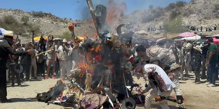 Pueblo yaqui celebra Sábado de Gloria renovando compromiso con su fe y cultura