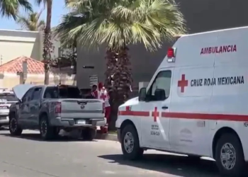 Conductor Vuelca su Auto tras Impactarse con la Acera en Entrada de Residencial en Hermosillo