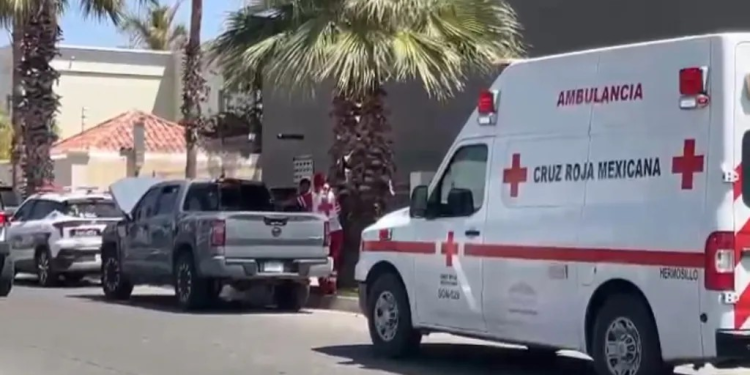 Conductor Vuelca su Auto tras Impactarse con la Acera en Entrada de Residencial en Hermosillo
